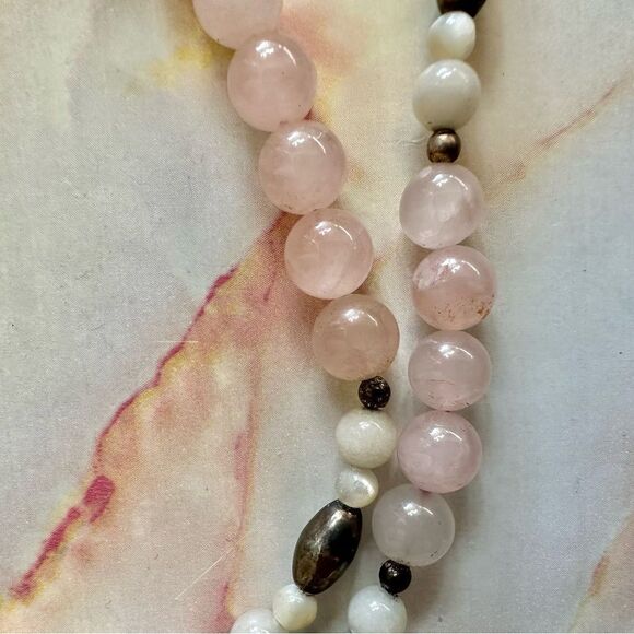 Rose Quartz, snow Quartz and mother of Pearl long necklace - Picture 3 of 10